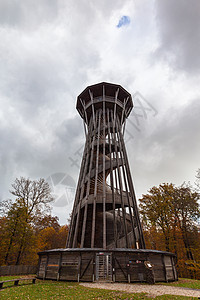 秋天阴云密近的Sauvabelin塔 位于Sauvabelin森林的一个木塔 全景城市 山丘 日内瓦湖 洛桑 瑞士沃德图片