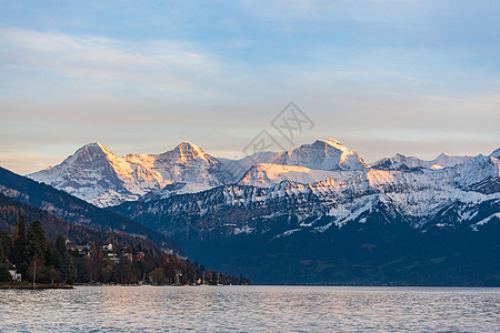 在阳光明媚的秋日 瑞士伯尔尼 从图恩湖 (Thunersee) 日落时 从图恩湖 (Thunersee) 欣赏著名的瑞士阿尔卑斯图片