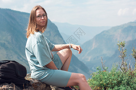 旅行 抵押和自由概念岩石远足风景游客顶峰耐力假期思维女孩生活图片