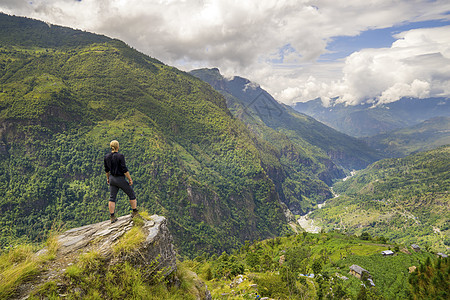 喜马拉雅山顶上的人岩石冒险自由场地天空首脑远足者男人运动山脉图片