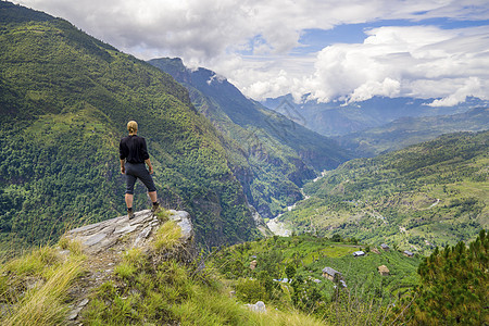 喜马拉雅山顶上的人冒险旅行野马成功男人远足者运动场地岩石首脑图片