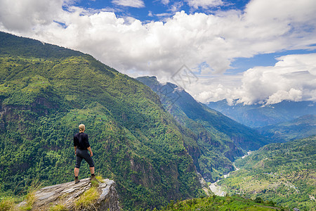 喜马拉雅山顶上的人冒险旅行者野马天空远足者旅行游客成功运动男性图片