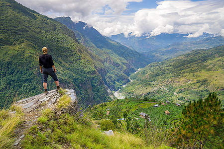 喜马拉雅山顶上的人旅行者游客场地村庄远足者天空男性远足冒险登山者图片
