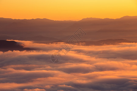 山岳和大雾 在早晨公园爬坡天空生态热带阴霾森林远足景点场景图片