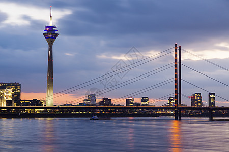 Rheinknie桥和杜塞尔多夫莱茵塔旅行蓝色地标建筑学天空日落天际市中心全景红色图片