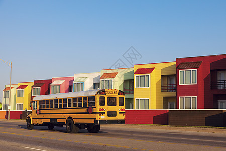 加尔维斯顿海滩旁的多彩公寓街道公共汽车蓝色日出地标支撑运输日落城市生活天空背景