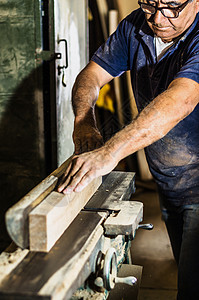 在木桌上的木匠工具与锯末 圆锯 切割木板危险工作木材旋转男人桌子工作台刀刃劳动金属图片