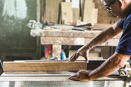 木制木板在车间切木板建设者金属木制品工具劳动手工商业桌子工匠工作台图片
