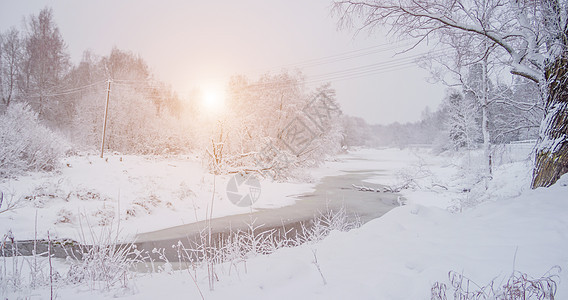 与河的冬天雪风景 俄罗斯的冬天 冬天 风景与一条河 太阳和雪 温柔的风景 印刷产品的照片气候蓝色公园反射季节国家温度农村场景荒野图片