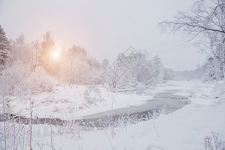 与河的冬天雪风景 俄罗斯的冬天 冬天 风景与一条河 太阳和雪 温柔的风景 印刷产品的照片反射仙境公园树木农村国家季节森林天气雪花图片