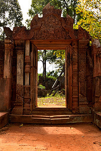 在吴哥综合体中看到一扇美丽的寺庙的门历史性历史森林精神高棉语雕塑佛门佛教徒游客建筑学图片
