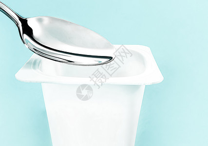 薄荷底面的酸果杯和银勺子 含酸奶霜的白色塑料容器 用于健康饮食和营养平衡的新鲜奶制品生物饮食杯子奶油甜点食物产品营养早餐乳糖图片