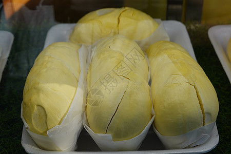 在市场上销售的包件中产黄果 在泰国作为季节性水果包装中的黄当量核糖尖刺健康饮食榴莲食物味道气味情调异国营养素农场图片