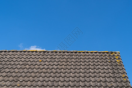 屋顶有灰色屋顶瓦片和晴朗的蓝天 阳光明媚的 da 上有一些云红色房子外国材料天空露天住宅瓷砖工艺蓝色图片
