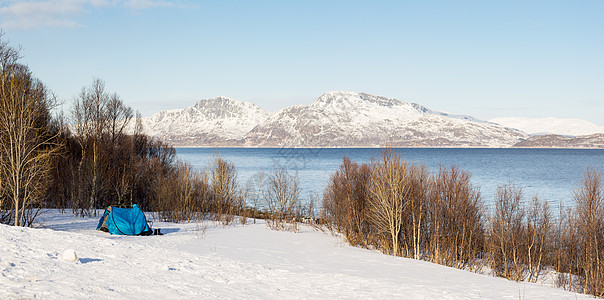 在极地的雪田上建蓝帐篷 在挪威特罗姆索附近一个峡湾和山丘下有风景图片