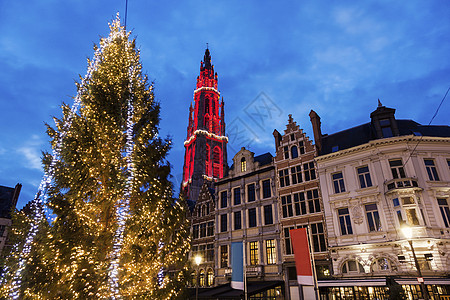 圣诞节夜景在安特卫普的格罗特马克Grote Markt圣诞节大教堂天空地标地区街道天际红色旅行大市场市中心背景