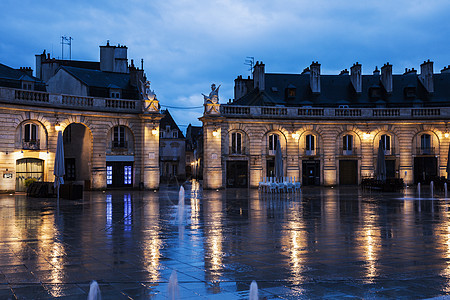 Dijon解放广场中心街道旅行地标市中心天际蓝色正方形路灯黑暗图片