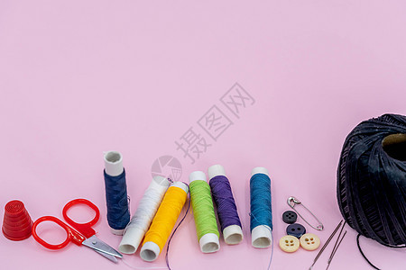 缝纫装具配件 套装工具 用于在绿色背景模型框架顶部视图上裁缝和多彩线条 针纹 皮带 剪刀蓝色按钮桌子别针组织线程针线活磁带纺织品图片