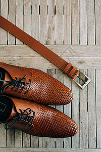 棕色男人的鞋子 带鞋带 在木木背景和棕色图片