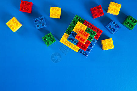蓝色背景上的彩色塑料积木盒子教育立方体乐趣红色幼儿园黄色玩具游戏建筑物图片