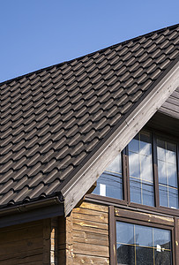 安装在现代房屋上的棕色波纹金属型材屋顶 波纹板屋顶 金属型材波浪形屋顶 现代屋顶由金属制成 金属屋面建造覆盖物建筑学涂层瓷砖窗户图片