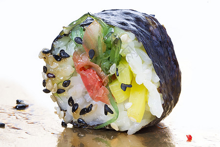 寿司卷贴近金子正方形盘子海鲜宏观海苔美食鱼片小吃广告背景图片