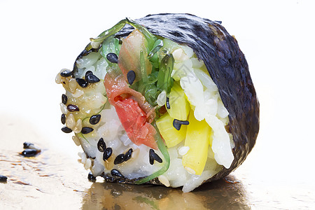 寿司卷贴近鲈鱼酒吧广告正方形海苔宏观美味盘子海鲜金子背景图片
