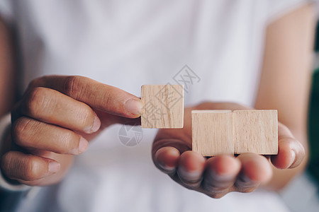 可以在手上放置文本或图标的空白木立方体小样闲暇手指战略游戏玩具命令生长领导木头图片