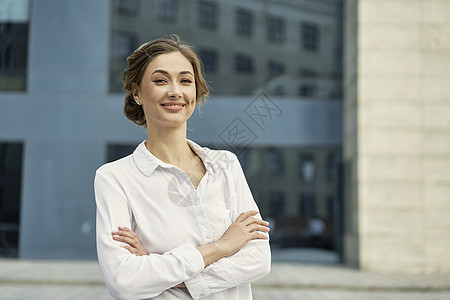 女商务人士成功的女商务人士站立双臂越过户外公司大楼外墙 微笑快乐的白种人自信职业女商务人士中年助手员工秘书商务领导者代理人生意人图片
