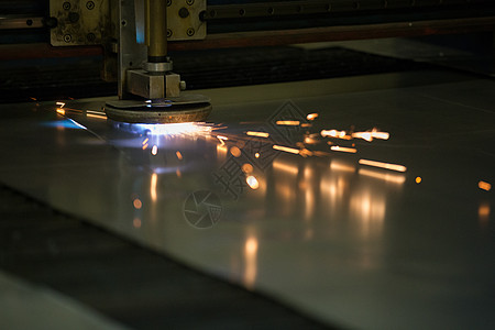 等离子金属切割 金属切割 火花从激光中飞出生产火焰床单雕刻数控工具活力盘子金工机器图片