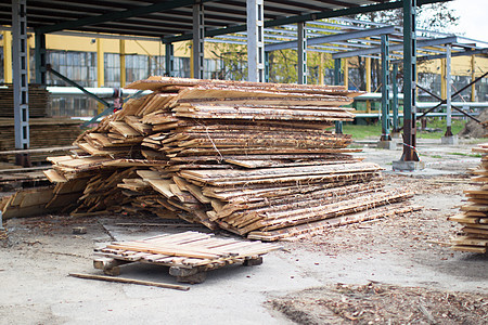 木工工业 一堆未经处理的木板 生产中的木材图片