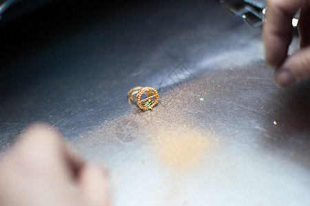 黄金制品的工业制造 在工业桌上有灰尘的金环; 金环图片