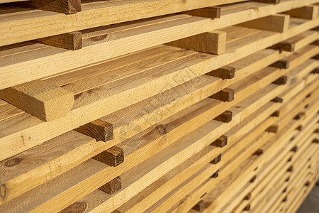 在锯木厂存放成堆的木板 木板堆放在木工车间 木材的锯切干燥和销售 用于家具生产 建筑的松木 木材业资源加工工厂商业木匠地面松树材图片
