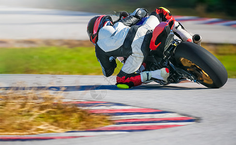 摩托车倾斜到赛道的快角运输冠军电路运动引擎车轮蓝色自行车车辆赛车手图片