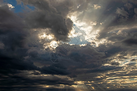 戏剧性的天空和雨云与阳光太阳环境气象季节风景风暴气候日落光束天气图片