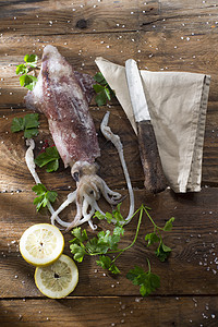 新鲜原生鱿鱼棕褐色钓鱼香菜柠檬烹饪健康美食动物食物饮食背景图片