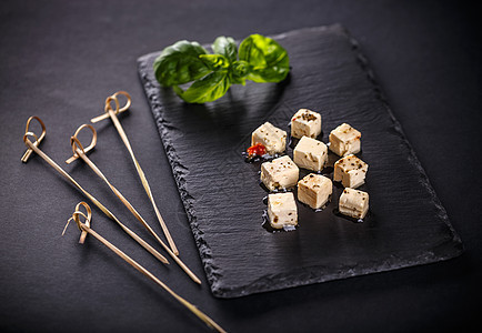 Cubed feta 奶酪草药石板产品黑色小吃食物奶制品立方体美味香料图片