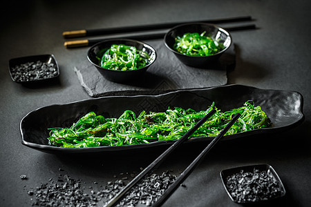 咸辣海藻蔬菜海鲜盘子植物筷子沙拉饮食黑色种子美味图片