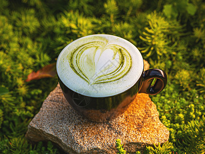 Matcha 绿色茶拿铁营养奶油牛奶拿铁奢华泡沫茶点饮料咖啡店艺术图片