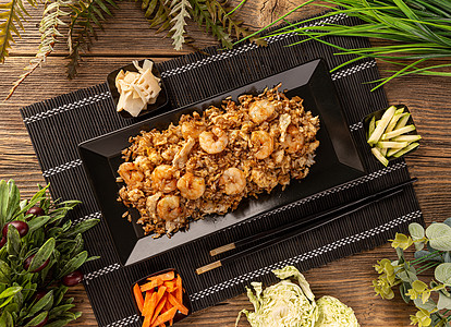 带虾的炒饭午餐筷子对虾海鲜油炸黑色美味盘子美食图片