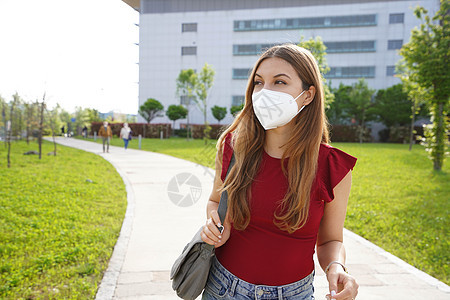 身着FFFP2KN95式面罩的美丽年轻商业女性女士街道大学工作学生衣服办公室女孩工人面具图片