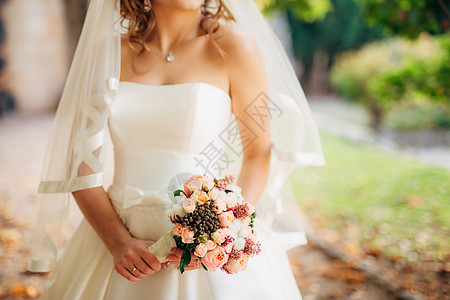 新娘手中的婚礼花束传统家庭花朵仪式女孩夫妻裙子蓝色庆典女士图片