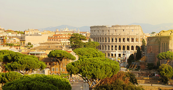罗马城市景观天际线与古罗马的地标 体育馆和罗马广场意大利著名的旅游目的地图片