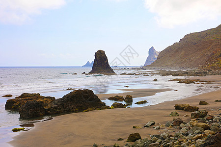 一家人野营美丽的海滩 在Tenerife带黑沙海岸旅行假期地标火山太阳岩石荒野天堂海岸线背景