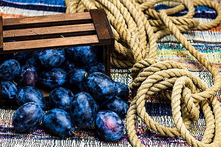 在木箱里用生锈的成份 提取出蓝色的李子箱子水果健康饮食甜点背景收成食物蓝梅营养紫色背景图片