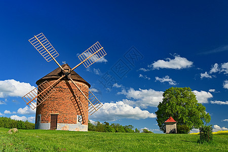 美丽的春天风景 蓝天空 太阳 云彩和旧风车旅行日落历史蓝色场地农场历史性文化村庄建筑图片