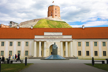 立陶宛维尔纽斯-2018 年 6 月 7 日 维尔纽斯立陶宛国家博物馆 立陶宛明道加斯大公雕像和背景山上的格迪米纳斯塔图片