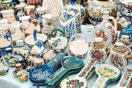 罗马尼亚锡比乌市  2020年9月6日 罗马尼亚锡比乌陶艺展上的传统罗马尼亚手工陶瓷市场厨房壤土黏土飞碟灰烬纪念品工艺装饰品制品背景图片