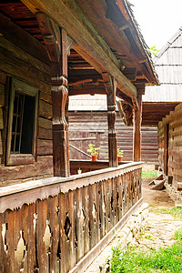 乡村博物馆中的农村住房乡村庭院建筑人种学沙发木头长椅房间窗户生活图片