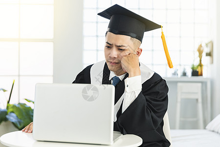 试图在家里网上学习的失败男性毕业考试结果图片